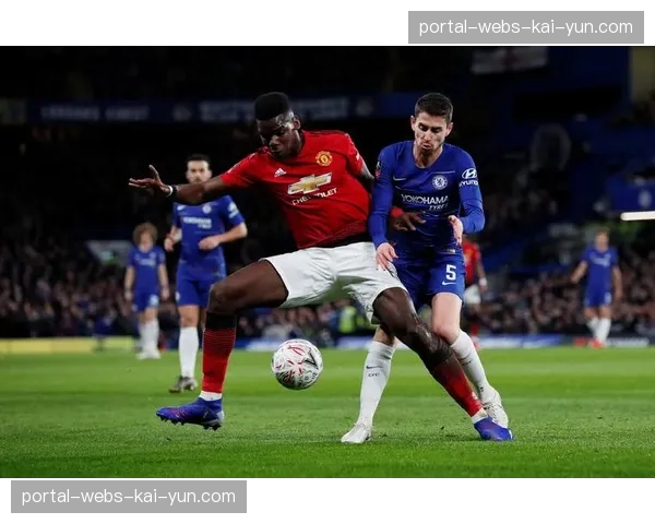 特写：曼联中场新星科比·梅努在训练中加练一脚出球，教练组称其为“转换发动机”