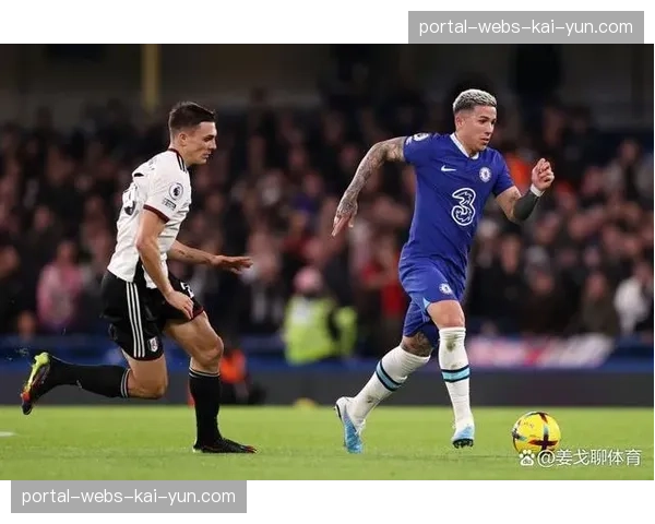 特写：斯坦福桥雨战，恩佐·费尔南德斯的关键抢断瞬间