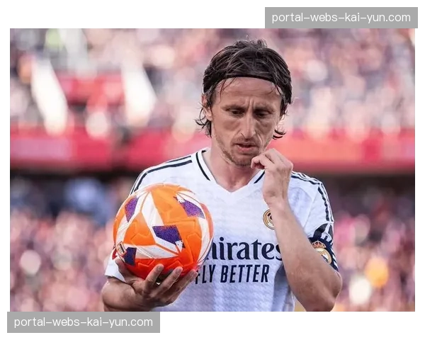 特写镜头:老将莫德里奇替补登场后一次精妙的肋部转移 特写镜头:老将莫德里奇替补登场后一次精妙的肋部转移