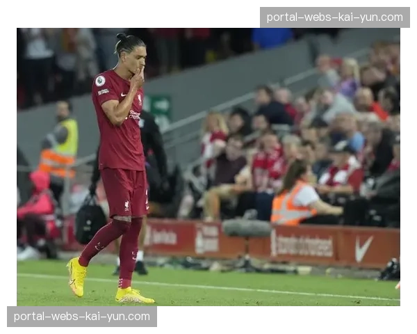 特写:错失单刀后,努涅斯跪地久久不起 特写:错失单刀后,努涅斯跪地久久不起