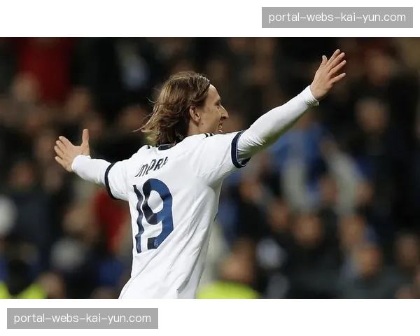 终场哨响，克罗地亚老将莫德里奇跪地掩面告别英超